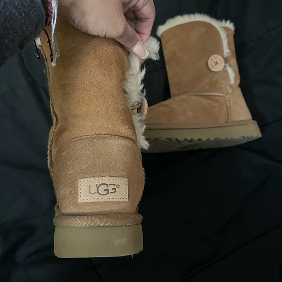 Womens UGG Bailey Button - Picture 2 of 3